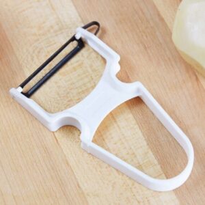 Pelador suizo Dexter-Russell 91500 Basics blanco de 3 1/2" con hoja recta de acero inoxidable de alto carbono.