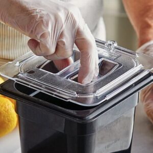 Tapa para recipiente de policarbonato transparente Vigor de tamaño 1/6 con asa - Caja de 6