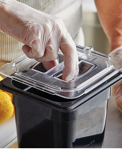 Tapa para recipiente de policarbonato transparente Vigor de tamaño 1/6 con asa - Caja de 6